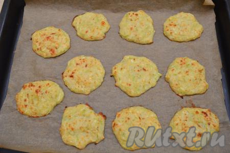 Оладьи из кабачков с сыром выпекать в разогретой до 180 градусов духовке в течение 30 минут. Затем, если позволяет духовка, можно подрумянить оладьи в течение 3-5 минут под грилем. Готовые кабачково-сырные оладьи достать из духовки и дать им остыть до тёплого состояния. Теперь можно снимать оладьи с пергамента, они легко отходят.