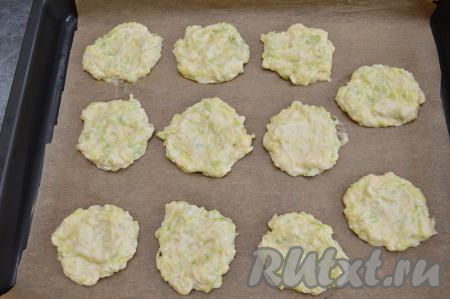 Противень застелить пергаментом. У меня силиконизированный пергамент, к нему выпечка не пристаёт. Если не уверены в качестве пергамента, тогда перед выкладываем теста смажьте пергамент растительным маслом. Выкладывая по 1 столовой ложке теста на застеленный противень, сформировать округлые, достаточно плоские оладьи (у меня получилось 11 штук).