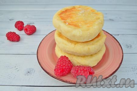 Готовые сырники с бананом достать из духовки и подать к столу в тёплом виде к чаю, кофе или другим любимым напиткам. Я предпочитаю их есть, запивая топлёным молоком.