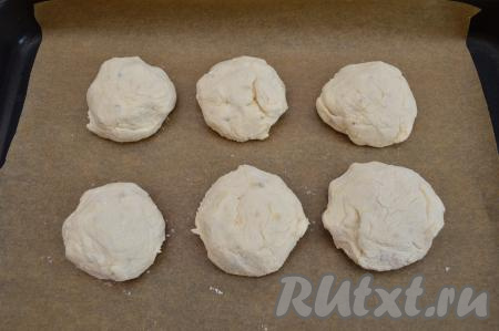 Сформированные сырники (всего у меня получилось 6 штук), обваленные в муке, выкладывать на расстоянии друг от друга на противень, застеленный пергаментом.