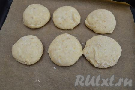 Выпекать сырники с бананом минут 20 в духовке, разогретой до 180 градусов. Сырники немного увеличатся в объёме и хорошо поднимутся, станут пышными.