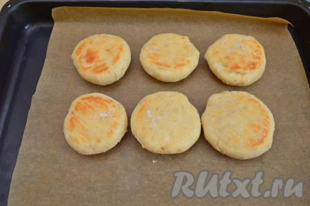 Достать творожно-банановые сырники из духовки, перевернуть их на другую сторону и поставить в духовку ещё на 10 минут.