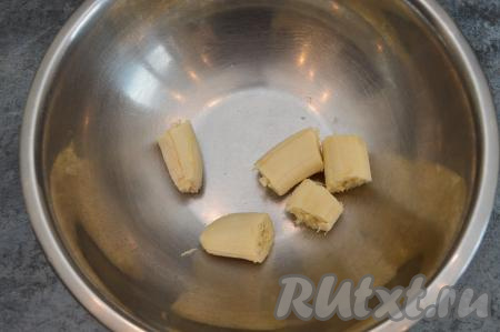 Банан очистить, поломать его на кусочки и выложить в глубокую миску.