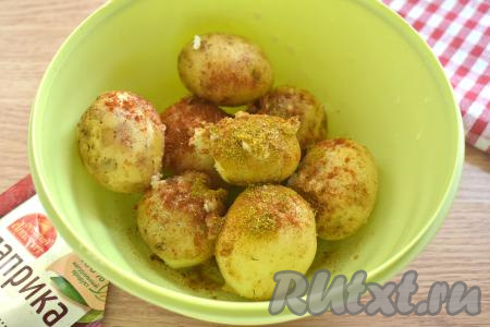 К картошке всыпаем соль по вкусу, молотую паприку и готовую приправу для блюд из картофеля.