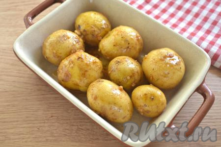 Выкладываем картошку в один слой в форму для запекания.