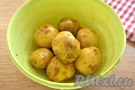 Тщательно перемешиваем, покрывая каждый клубень со всех сторон специями и маслом.