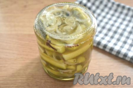 Затем аккуратно банку достаём из кастрюли, плотно закручиваем крышкой, проверяем на герметичность. Банку переворачиваем, ставим на крышку и укутываем в одеяло (или плед). Когда банка с огурцами полностью остынет (обычно через сутки), убираем на хранение в прохладное место.