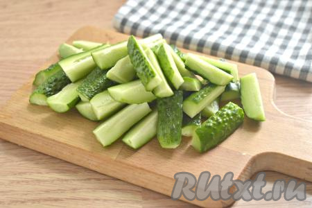 Свежие огурцы тщательно моем. Удаляем кончики у огурцов. Нарезаем огурчики на небольшие брусочки.