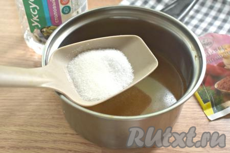 В кастрюлю наливаем 500 миллилитров воды. Всыпаем в воду красный молотый перец, соль и сахар, перемешиваем, ставим на огонь, после закипания провариваем маринад 1-2 минуты (до растворения сахара и соли), выключаем огонь, вливаем столовый уксус. Перемешиваем получившийся острый маринад.