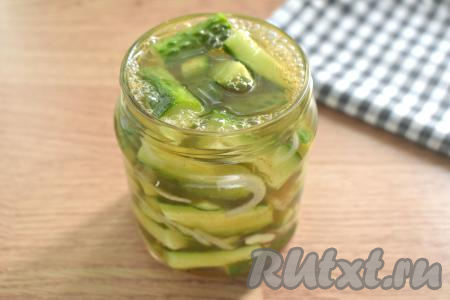 Огурцы в банке заливаем приготовленным острым маринадом.