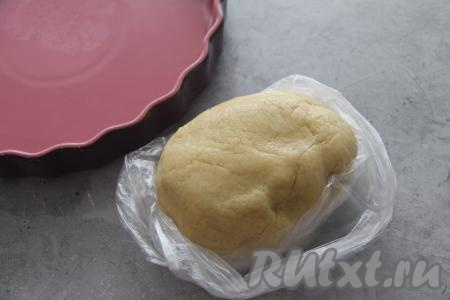 Тесто завернуть в пакет и поместить в холодильник на 1 час.
