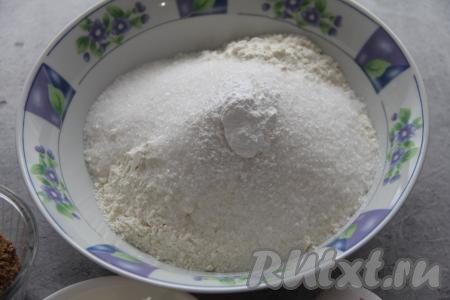 Для замешивания песочного теста для пирога нужно в миску всыпать просеянную муку, добавить соль, сахар и разрыхлитель, перемешать сухие ингредиенты. Для приготовления сладкого песочного пирога я добавляю в тесто 140 грамм сахара, а когда выпекаю пирог с несладкой начинкой, достаточно будет добавить в тесто 1 столовую ложку (25 грамм) сахара.