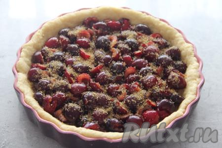 Затем выложить начинку (у меня в качестве начинки черешня без косточек, я её присыпала 1 столовой ложкой коричневого сахара). Выпекать пирог из песочного теста, замешанного на маргарине, нужно в духовке, разогретой до 190 градусов, минут 50 (до подрумянивания теста).