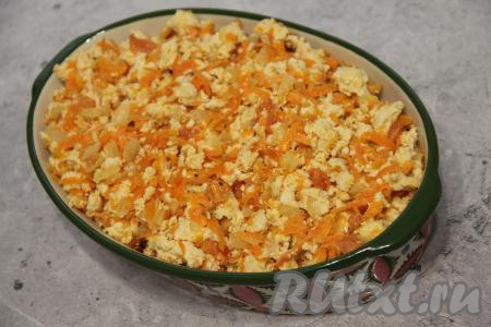 Поверх кабачков выложить фарш с овощами.