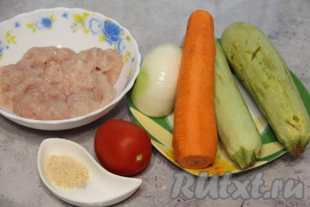 Подготовить продукты для приготовления кабачков с фаршем слоями в духовке. Кабачки и помидор вымыть. Лук и морковь почистить. Я взяла молодые кабачки, поэтому шкурку срезать не стала, только отрезала "кончики" с двух сторон.