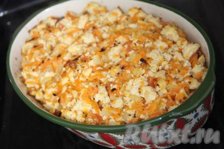 Форму с кружочками кабачков, запечёнными с фаршем слоями, достать из духовки, снять фольгу.