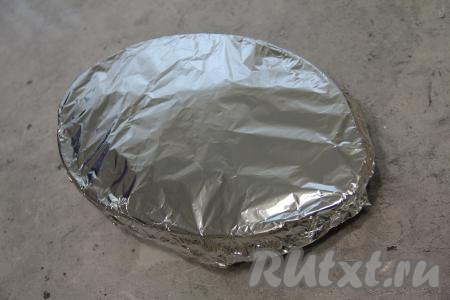 Накрыть форму фольгой и поставить в разогретую духовку, готовить минут 25 при температуре 200 градусов.