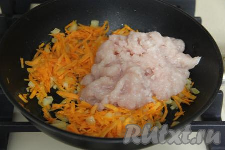 К обжаренным овощам выложить фарш.