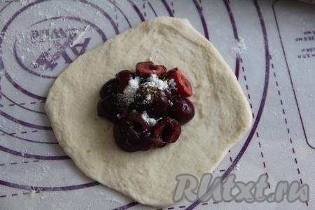 Тесто обмять и разделить на 8-10 частей. Я разделила тесто на 8 частей. Поэтому и черешню зрительно разделила на 8 частей. Сформировать из каждой части теста лепёшку и выложить на неё одну часть черешни, посыпать&nbsp;0,5 чайной ложки сахара и 0,5 чайной ложки крахмала.
