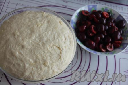 Оставить тесто в&nbsp; тёплом месте, накрыв полотенцем, до увеличения в объёме в 2-3 раза (примерно на 1 час). Черешню промыть водой и удалить косточки.