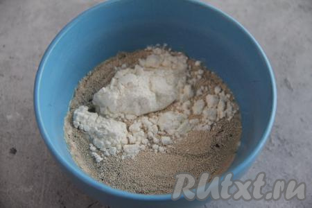 Воду подогреть до 38-40 градусов, перелить в небольшую миску, добавить дрожжи, 1 чайную ложку сахара и 2 чайных ложки муки (сахар и муку нужно взять от общего количества, указанного в ингредиентах), хорошо перемешать и оставить опару минут на 15 (до появления на поверхности пышной шапки).