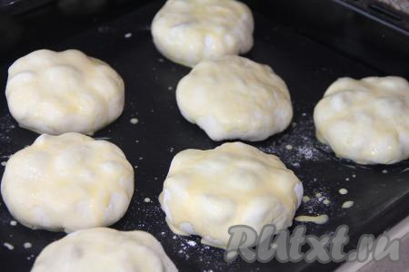 Затем смазать пирожки с черешней взбитым желтком и отправить в духовку, прогретую до 180 градусов, минут на 25 (до подрумянивания дрожжевого теста).