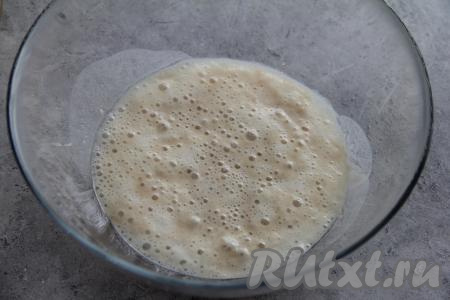 В глубокую миску влить запенившуюся опару.