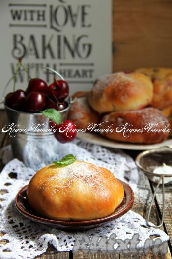 Готовые пироги достать из духовки, переложить на тарелку, дать немного остыть и можно подавать к столу.