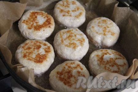 Благодаря пергаменту, масло не брызгает и котлетки не подгорают. Жарить котлеты с двух сторон до золотистого цвета на среднем огне. 