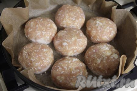 Куриные котлеты с плавленным сырком можно жарить, как обычно, на сковороде с растительным маслом. А я решила застелить сковороду листом пергамента, затем влила растительное масло, поставила на огонь. В разогретое масло поверх бумаги выложила котлеты.&nbsp;