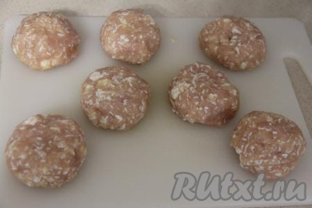 Разделить фарш на 7 частей. Руками, смоченными водой, сформировать круглые котлетки. Обваливать их в муке или в панировочных сухарях я не стала.