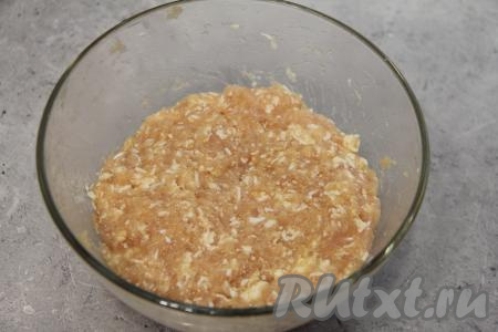 Хорошо вымесить фарш.&nbsp;