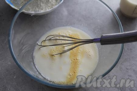 В получившуюся яичную смесь влить 300 миллилитров молока, перемешать.