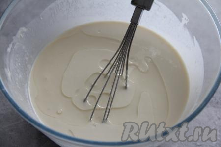 Влить растительное масло и ещё раз перемешать блинное тесто, оно получится достаточно жидким.