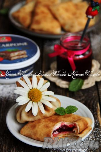 Постепенно сформировать все блины с начинкой из маскарпоне и вишни. И можно сразу подавать к столу. У меня получилось 13 вкусных, нежных блинчиков с яркой и сочной начинкой.