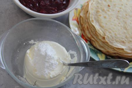 В маскарпоне добавить сахарную пудру и перемешать ложкой до однородности.