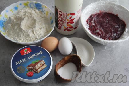 В первую очередь нужно сделать вишнёвую начинку для блинов, чтобы она успела стабилизироваться. Вишню можно взять свежую или замороженную. Из свежей вишни отделить косточки, замороженную вишню можно не размораживать. Вишню соединить с сахаром и крахмалом, перемешать и поставить на небольшой огонь. Довести вишнёвую начинку до кипения, а затем варить 2-3 минуты (до загустения) на среднем огне. Готовую вишнёвую начинку накрыть пищевой плёнкой так, чтобы плёнка лежала на ягодах, и оставить полностью остывать. Подготовить продукты для замешивания блинного теста.