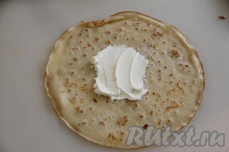 На каждый блинчик выложить немного маскарпоне (я выкладывала по 1,5 чайных ложки).