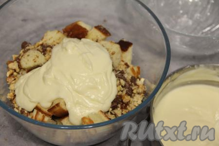 Добавить в миску остывший крем. Немного крема заранее отложить для покрытие верха и боков торта.