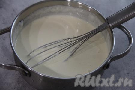 Перемешать в кастрюле крем венчиком до однородности и поставить на средний огонь, непрерывно помешивая, довести крем до кипения, а затем варить 2 минуты (до загустения) на небольшом огне. Снять кастрюлю с кремом с огня, дать немного остыть.