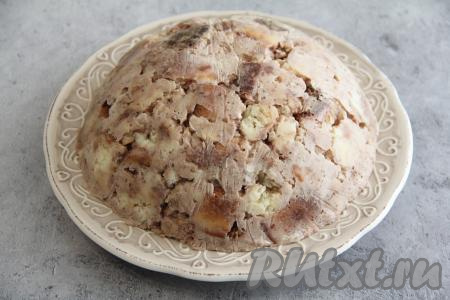 Готовый торт перевернуть на плоскую тарелку, убрать плёнку.