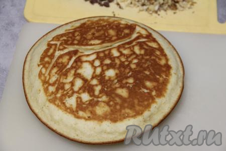 Поставить сковороду на медленный огонь и готовить под крышкой минут 10, затем корж перевернуть.&nbsp;Удобно переворачивать корж, опрокидывая его вначале на подходящую по диаметру тарелку, а затем с тарелки перекладывать уже на сковороду. Перевёрнутый бисквитный корж готовить минут 10 под крышкой. Готовность бисквита проверить, проколов его сухой зубочисткой (если бисквитный корж готов, значит зубочистка останется сухой после прокалывания выпечки).