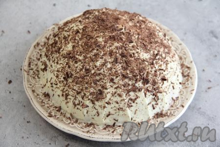 Сверху присыпать крем натёртым шоколадом и подать нежнейший торт к столу.