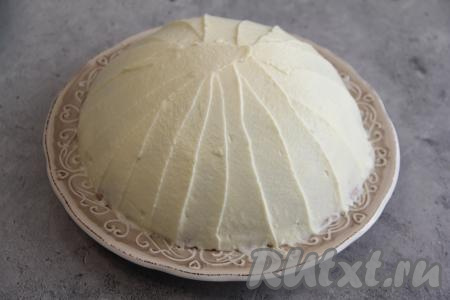 Смазать торт оставшимся кремом.