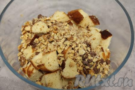 Соединить кубики бисквита, орехи и шоколад в глубокой миске.