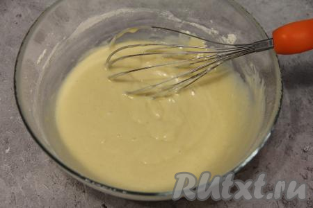 Добавляя частями муку, учитывайте, что тесто должно получиться в меру густым, по консистенции будет напоминать сметану средней густоты.