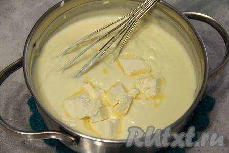 В горячий крем добавить кусочки мягкого сливочного масла, перемешать крем и, накрыв плёнкой так, чтобы она лежала на поверхности крема, дать ему остыть. Благодаря плёнке, поверхность крема не будет покрываться коркой.