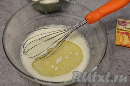 Перемешать массу венчиком до пышного состояния. Влить молоко и растительное масло, перемешать венчиком до однородности.