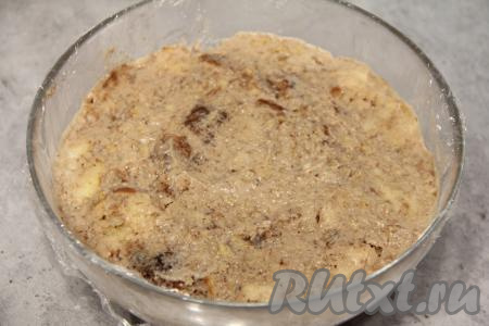 Отдельную миску полусферической формы подходящего объёма застелить плёнкой так, чтобы с боков миски свисали края плёнки. Выложить в эту миску бисквитно-кремовую массу. Слегка утрамбовать, накрыть свисающими краями плёнки и поставить в холодильник на ночь.