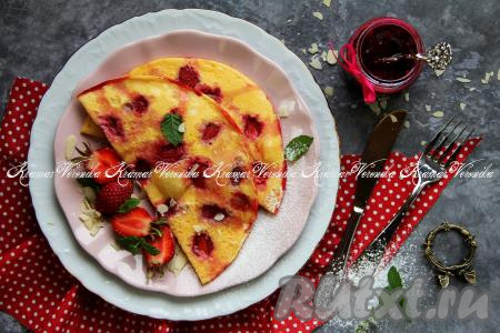 Нежный, вкусный сладкий омлет, приготовленный без добавления молока, переложить со сковороды на тарелку и подать к столу.